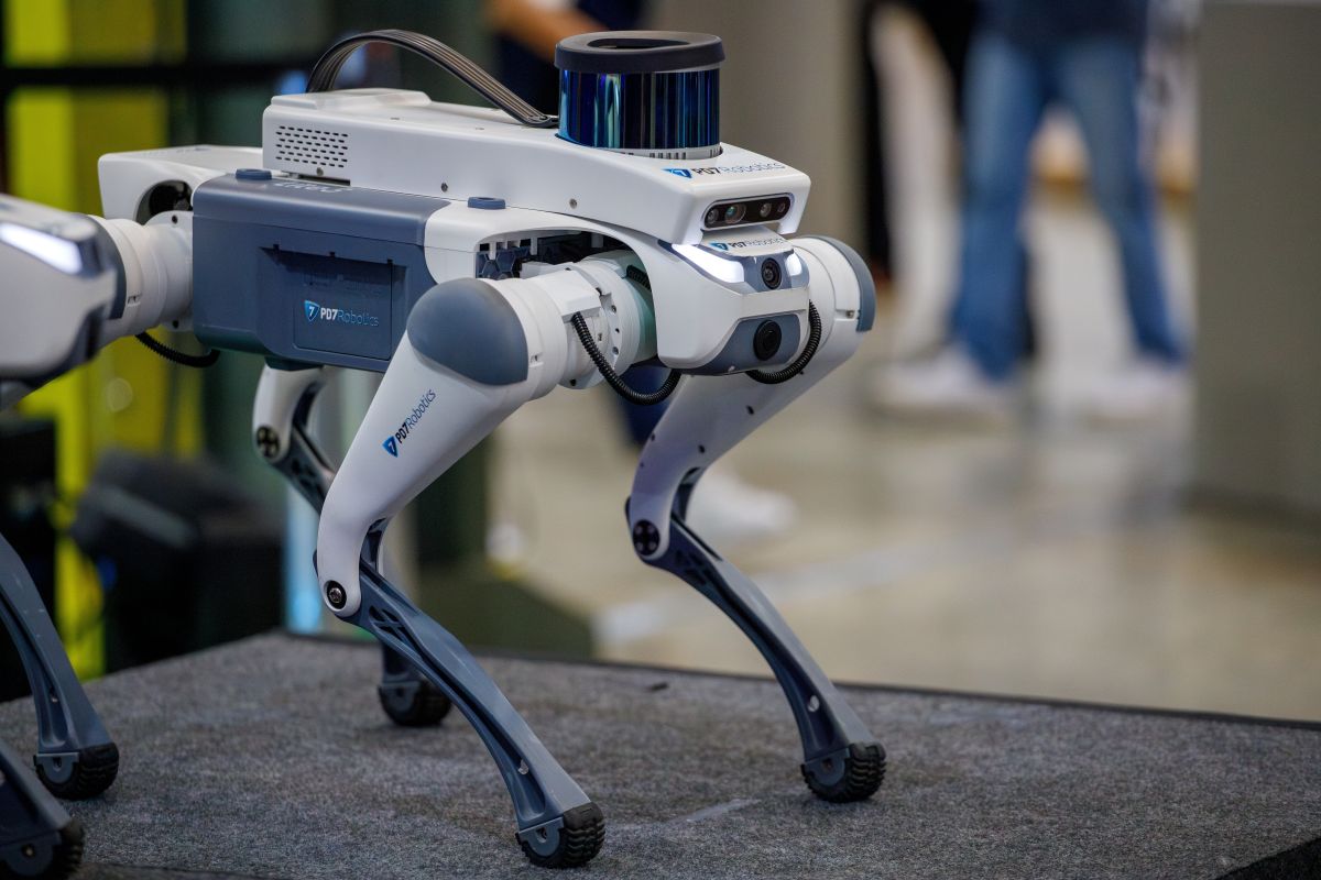 Quadrupedal and Humanoid Robots Require Hydrogen Energy to Execute Complex Movements